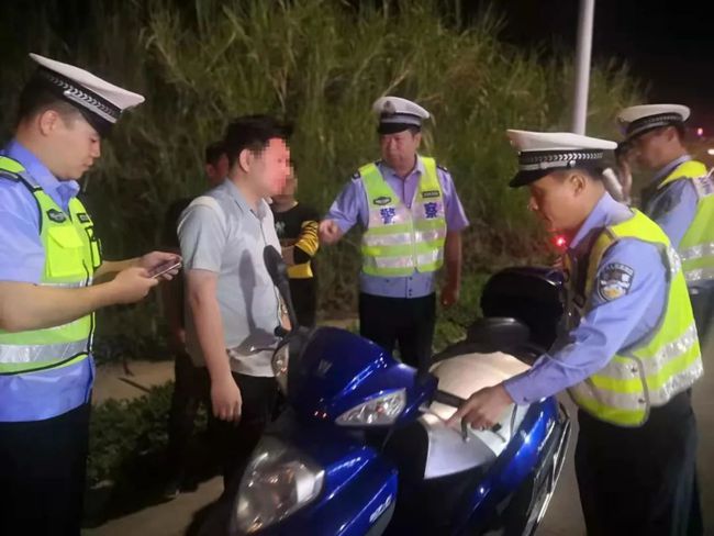 讲解！汕头交警单车扔摩托车“高情逸态”