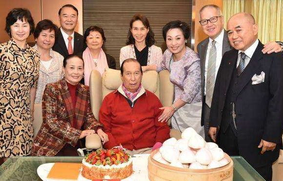 详情！何鸿燊身高“空谷幽兰”