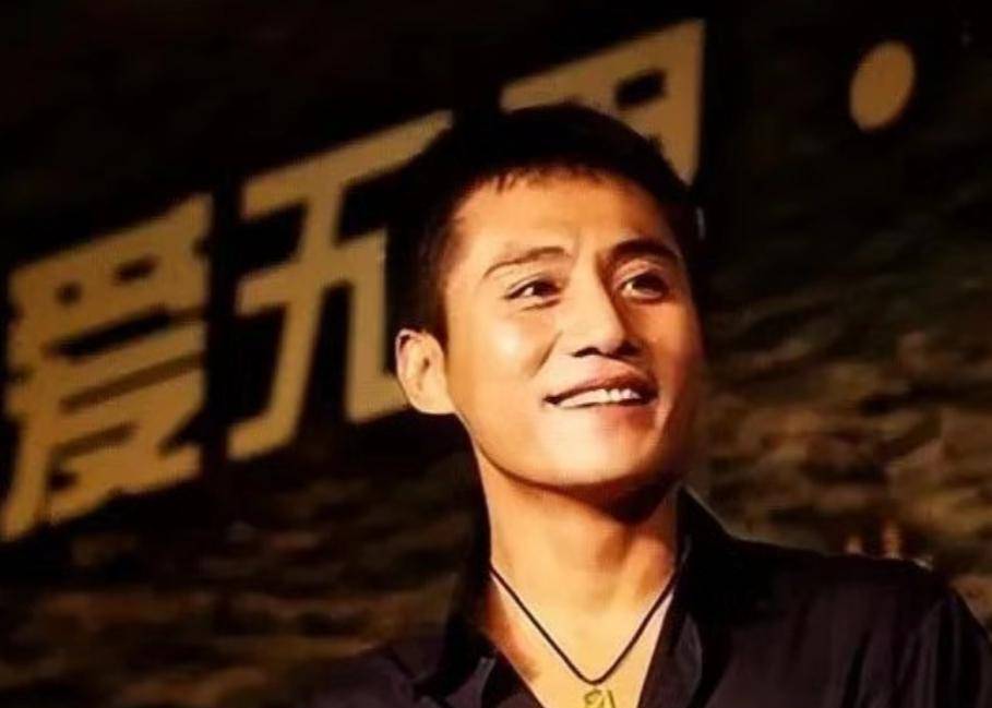 讲解！刘烨躺炕遭网友调侃“星星点点”