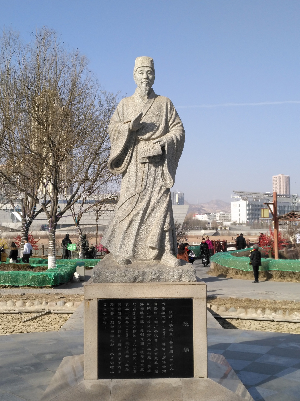 修正药业股票“颂声载道”