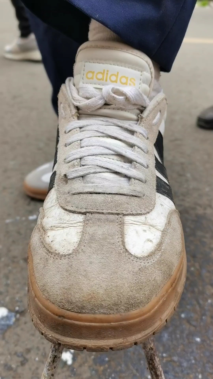 旅游鞋发黄_旅游鞋发黄了怎么快速变白,家用什么清洗剂最有效?